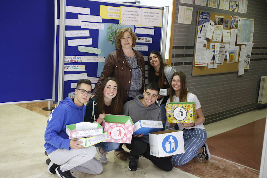 Los alumnos del IESCovadonga diseñaron cajas decorativas para fomentar el reciclaje de papel en el centro.