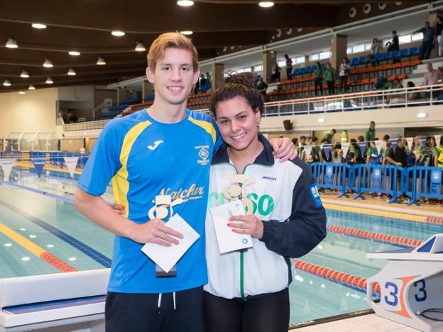 Marcos Rodríguez y Paloma Marrero, junto a la piscina. 