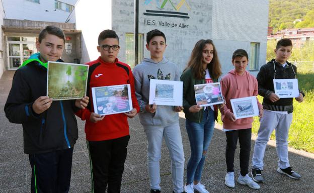 Aarón Cargo, Fernando Curras, Raúl Osorio, María Pérez, Diego Suárez y Aitor Mayo, alumnos del IES Valle de Aller, con los carteles que han creado para esta campaña. 