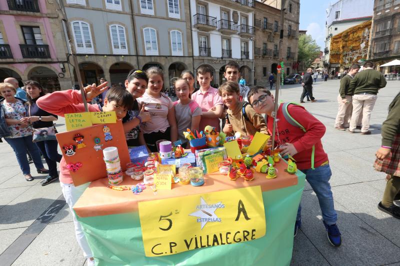 Cuatrocientos estudiantes participan en el mercado de cooperativas escolares en la plaza de España