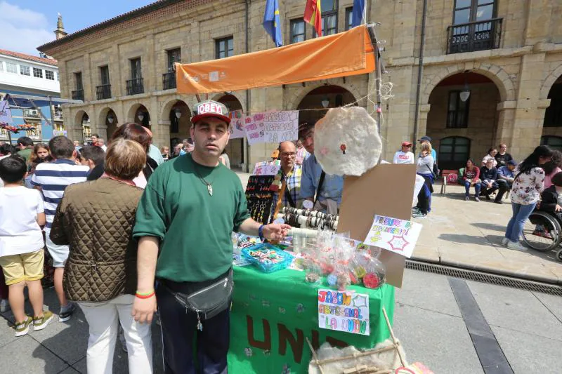 Cuatrocientos estudiantes participan en el mercado de cooperativas escolares en la plaza de España