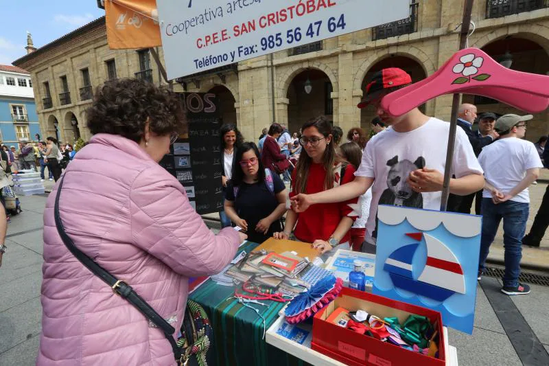 Cuatrocientos estudiantes participan en el mercado de cooperativas escolares en la plaza de España