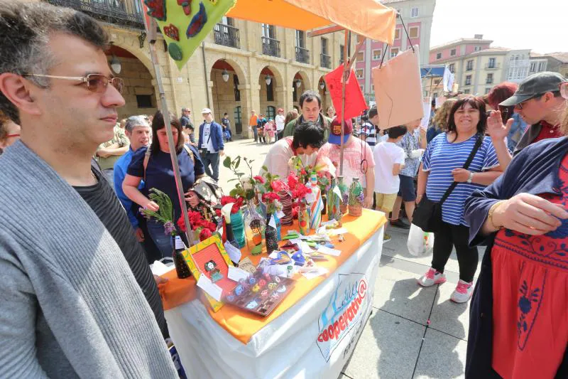 Cuatrocientos estudiantes participan en el mercado de cooperativas escolares en la plaza de España