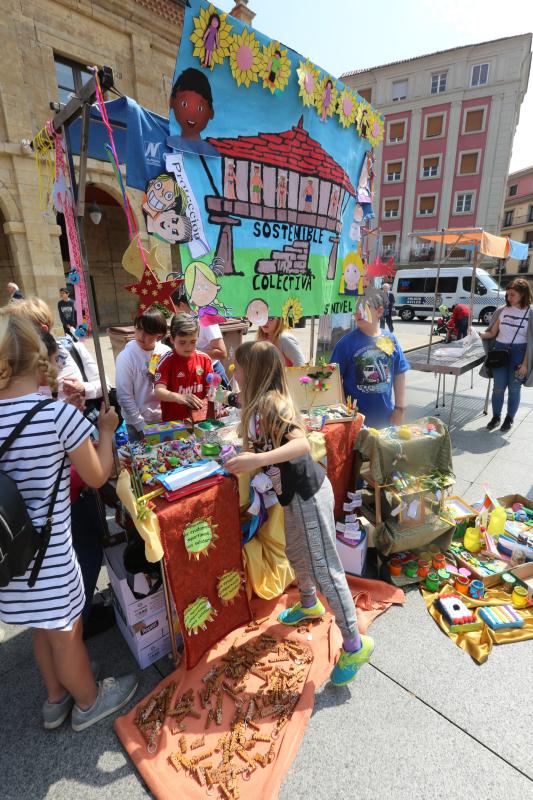 Cuatrocientos estudiantes participan en el mercado de cooperativas escolares en la plaza de España