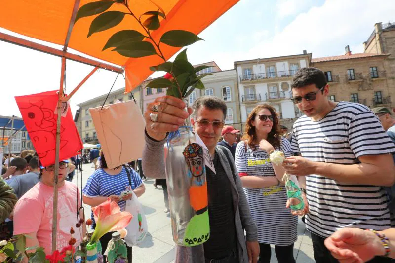 Cuatrocientos estudiantes participan en el mercado de cooperativas escolares en la plaza de España