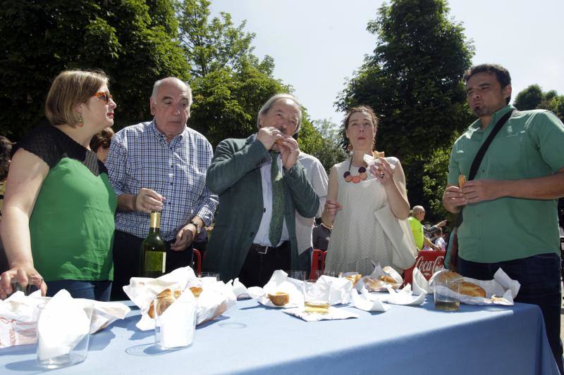 Miles de personas han disfrutado de un Martes de Campo soleado que ha llenado numerosos rincones de Oviedo.