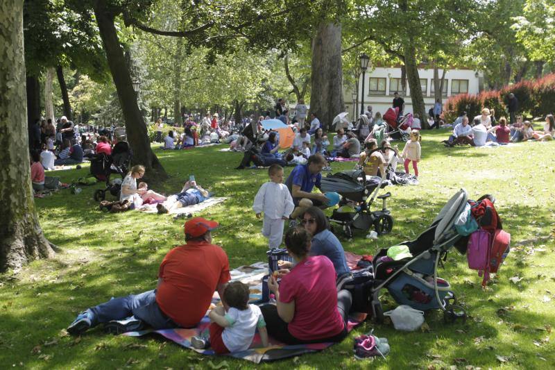 Miles de personas han disfrutado de un Martes de Campo soleado que ha llenado numerosos rincones de Oviedo.