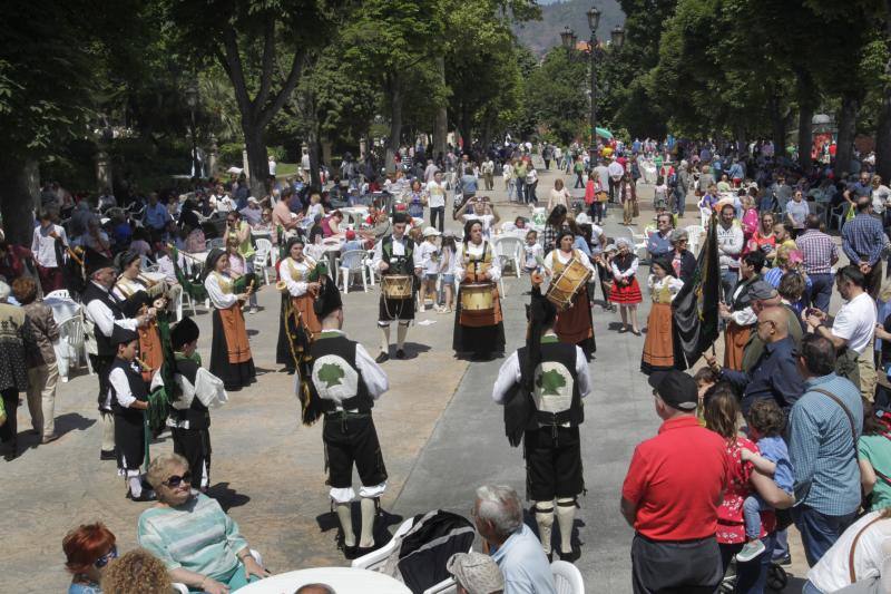 Miles de personas han disfrutado de un Martes de Campo soleado que ha llenado numerosos rincones de Oviedo.