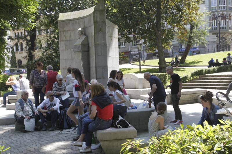 Miles de personas han disfrutado de un Martes de Campo soleado que ha llenado numerosos rincones de Oviedo.