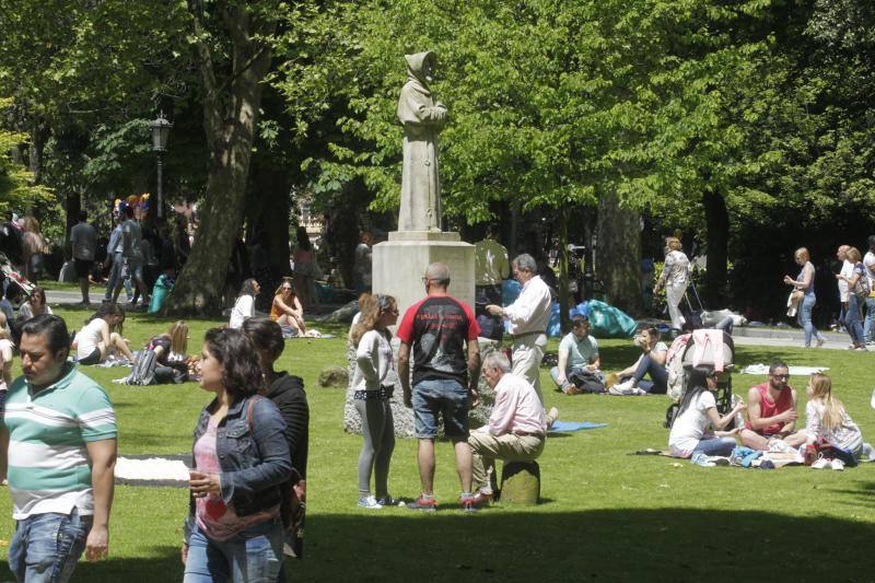 Miles de personas han disfrutado de un Martes de Campo soleado que ha llenado numerosos rincones de Oviedo.