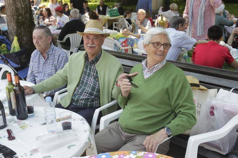 Miles de personas han disfrutado de un Martes de Campo soleado que ha llenado numerosos rincones de Oviedo.