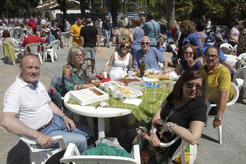 Miles de personas han disfrutado de un Martes de Campo soleado que ha llenado numerosos rincones de Oviedo.