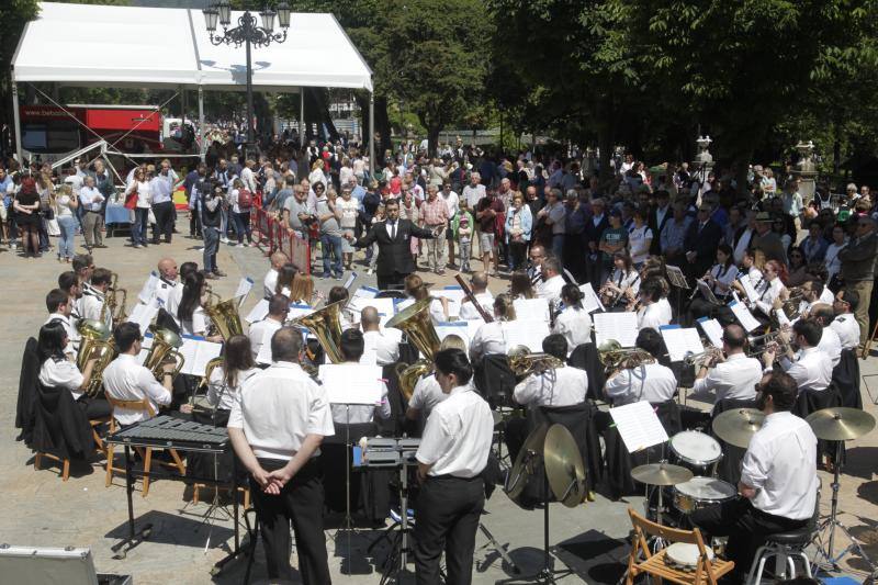 Miles de personas han disfrutado de un Martes de Campo soleado que ha llenado numerosos rincones de Oviedo.