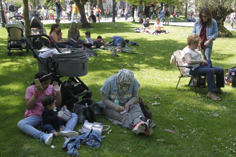 Miles de personas han disfrutado de un Martes de Campo soleado que ha llenado numerosos rincones de Oviedo.