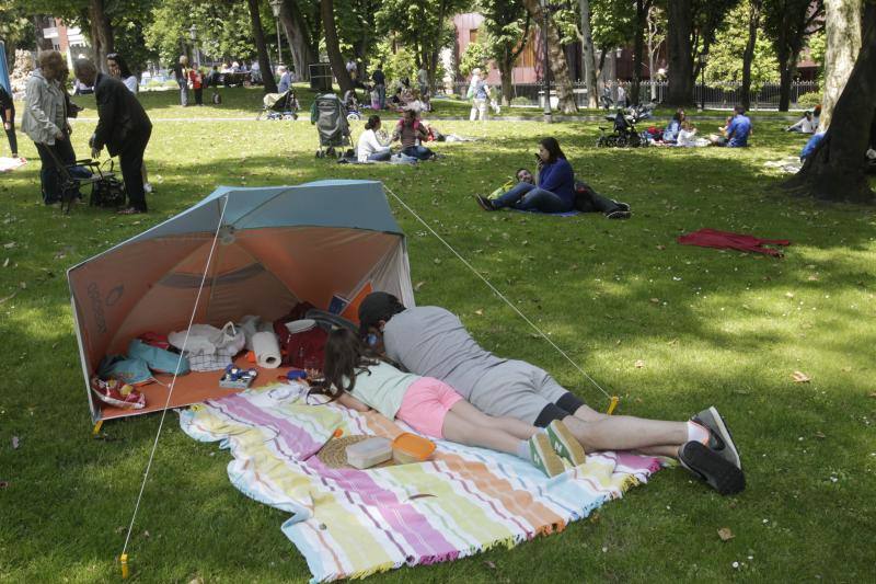 Miles de personas han disfrutado de un Martes de Campo soleado que ha llenado numerosos rincones de Oviedo.