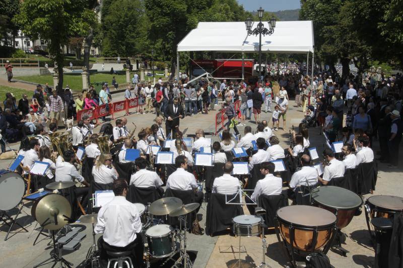 Miles de personas han disfrutado de un Martes de Campo soleado que ha llenado numerosos rincones de Oviedo.