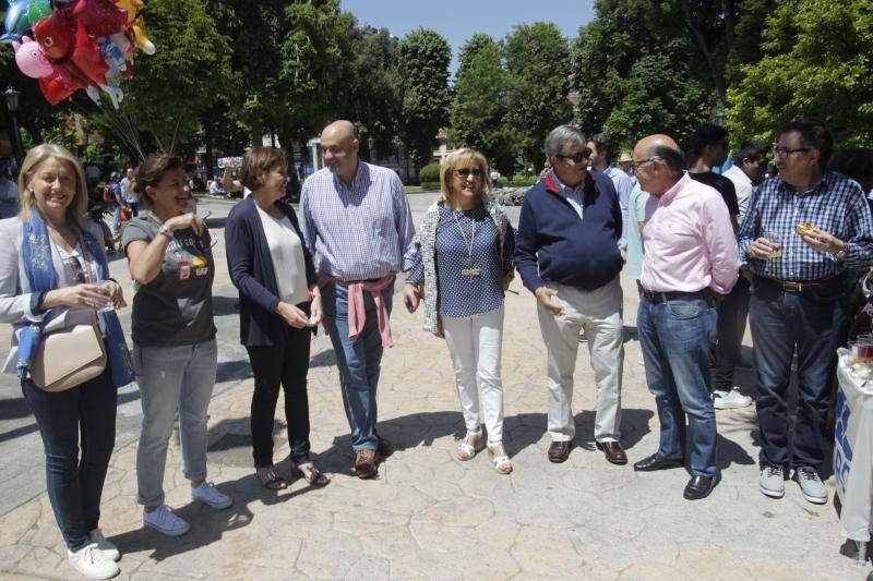 Miles de personas han disfrutado de un Martes de Campo soleado que ha llenado numerosos rincones de Oviedo.