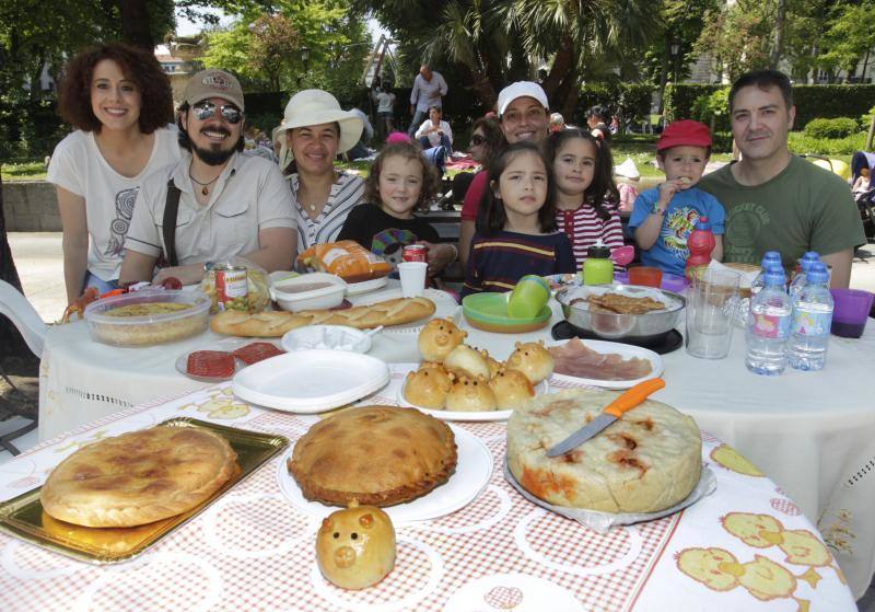 Miles de personas han disfrutado de un Martes de Campo soleado que ha llenado numerosos rincones de Oviedo.