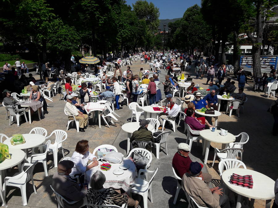 Miles de personas han disfrutado de un Martes de Campo soleado que ha llenado numerosos rincones de Oviedo.