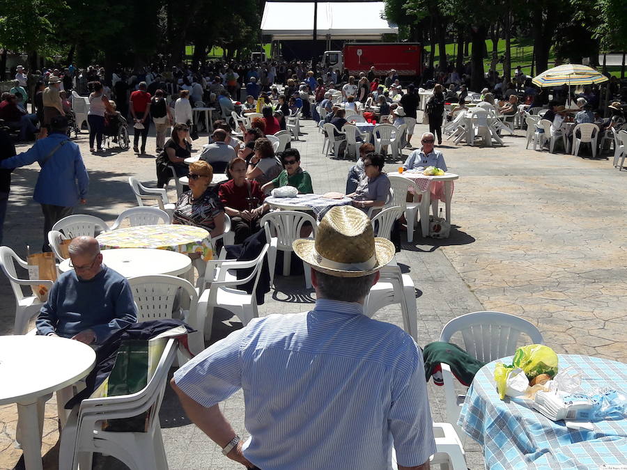 Miles de personas han disfrutado de un Martes de Campo soleado que ha llenado numerosos rincones de Oviedo.