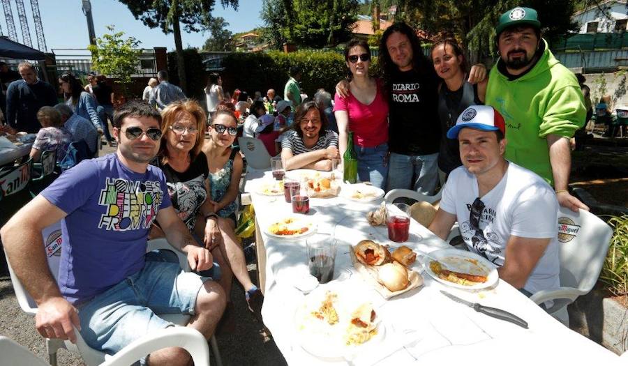 Miles de personas han disfrutado de un Martes de Campo soleado que ha llenado numerosos rincones de Oviedo.