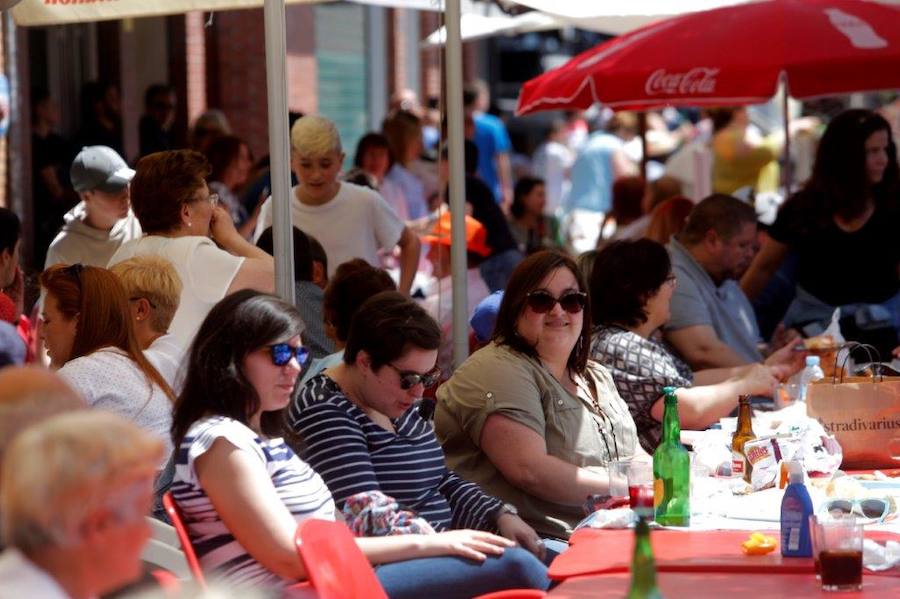 Miles de personas han disfrutado de un Martes de Campo soleado que ha llenado numerosos rincones de Oviedo.