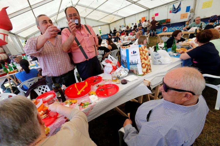 Miles de personas han disfrutado de un Martes de Campo soleado que ha llenado numerosos rincones de Oviedo.