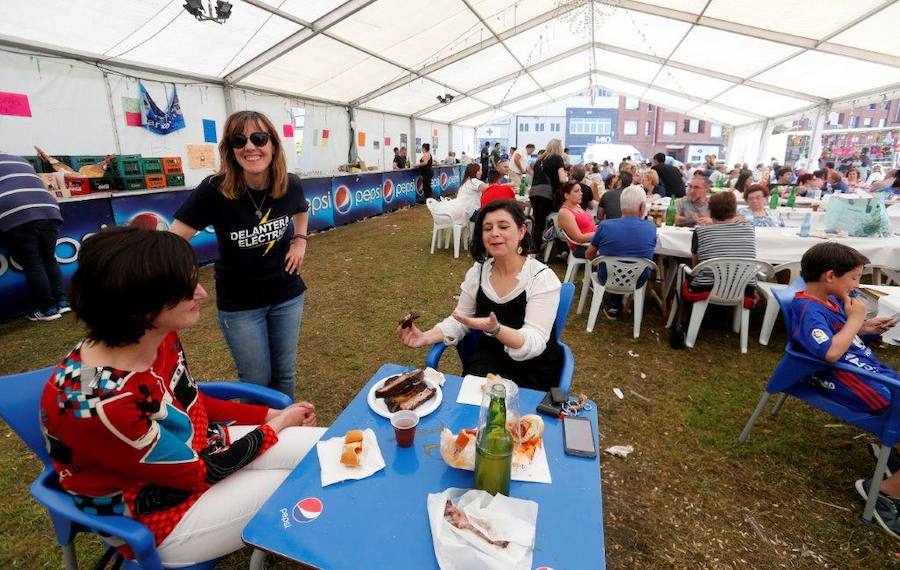 Miles de personas han disfrutado de un Martes de Campo soleado que ha llenado numerosos rincones de Oviedo.