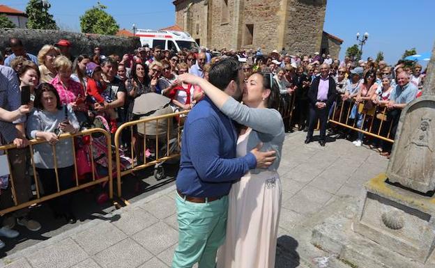 Sonia y Daniel se besan tras comer y romper el puchero en la ermita de La Luz. 