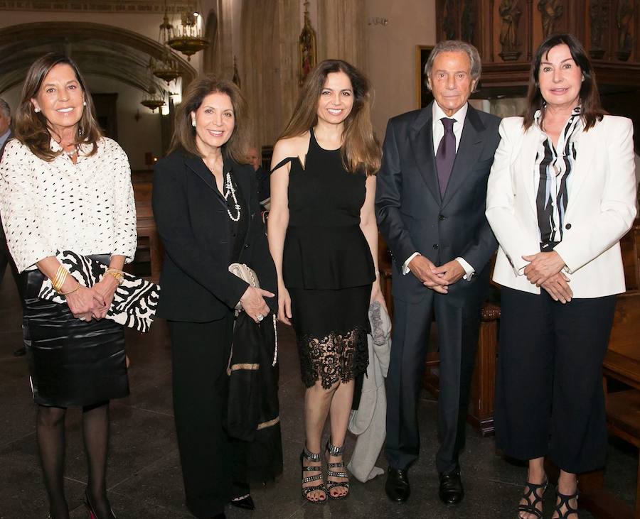 El actor gijonés Arturo Fernández y la embajadora de Polonia en España, Marzenna Adamczyk, han sido distinguidos por el Cuerpo de la Nobleza del Principado, que ha concedido su Medalla de Honor de Oro al embajador de Japón en España. La Medalla de Honor de Plata ha sido concedida a la secretaria ejecutiva y directora del despacho de la Embajada de los Emiratos Árabes en España, Hanan Attar.