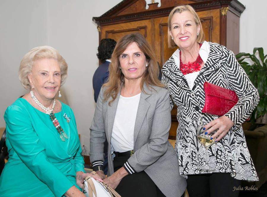 El actor gijonés Arturo Fernández y la embajadora de Polonia en España, Marzenna Adamczyk, han sido distinguidos por el Cuerpo de la Nobleza del Principado, que ha concedido su Medalla de Honor de Oro al embajador de Japón en España. La Medalla de Honor de Plata ha sido concedida a la secretaria ejecutiva y directora del despacho de la Embajada de los Emiratos Árabes en España, Hanan Attar.