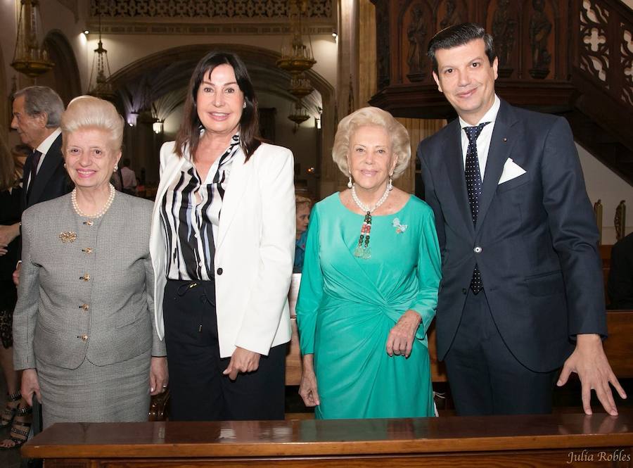 El actor gijonés Arturo Fernández y la embajadora de Polonia en España, Marzenna Adamczyk, han sido distinguidos por el Cuerpo de la Nobleza del Principado, que ha concedido su Medalla de Honor de Oro al embajador de Japón en España. La Medalla de Honor de Plata ha sido concedida a la secretaria ejecutiva y directora del despacho de la Embajada de los Emiratos Árabes en España, Hanan Attar.
