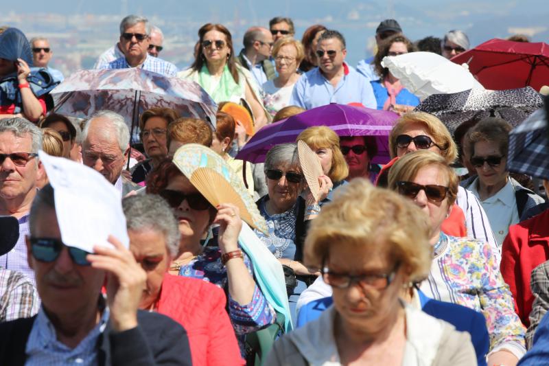 Daniel y Sonia se besan 155 veces, tantas como fragmentos de puchero quedaron tras romperlo contra el suelo ante el crucero de la ermita de La Luz. Antes, el arzobispo Jesús Sanz Montes ofició una emotiva misa de campaña ante cientos de asistentes