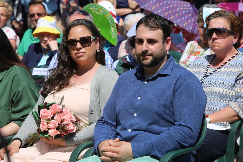 Daniel y Sonia se besan 155 veces, tantas como fragmentos de puchero quedaron tras romperlo contra el suelo ante el crucero de la ermita de La Luz. Antes, el arzobispo Jesús Sanz Montes ofició una emotiva misa de campaña ante cientos de asistentes