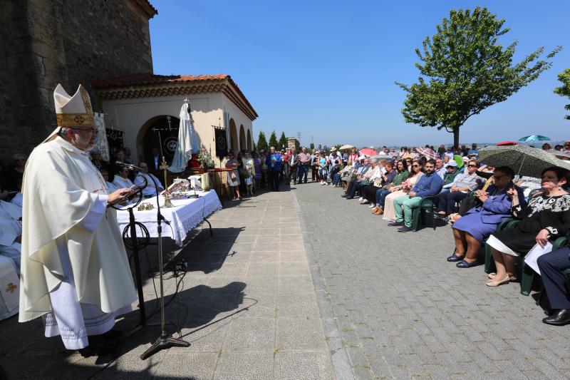 Daniel y Sonia se besan 155 veces, tantas como fragmentos de puchero quedaron tras romperlo contra el suelo ante el crucero de la ermita de La Luz. Antes, el arzobispo Jesús Sanz Montes ofició una emotiva misa de campaña ante cientos de asistentes