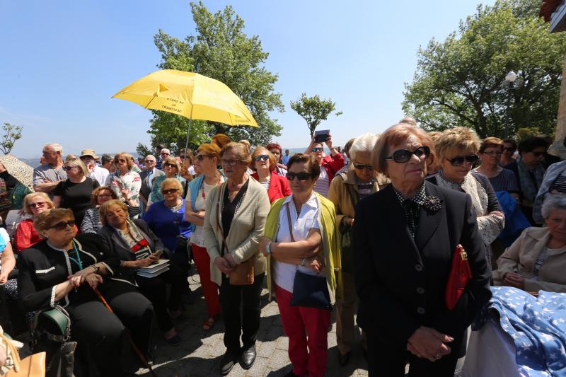 Daniel y Sonia se besan 155 veces, tantas como fragmentos de puchero quedaron tras romperlo contra el suelo ante el crucero de la ermita de La Luz. Antes, el arzobispo Jesús Sanz Montes ofició una emotiva misa de campaña ante cientos de asistentes