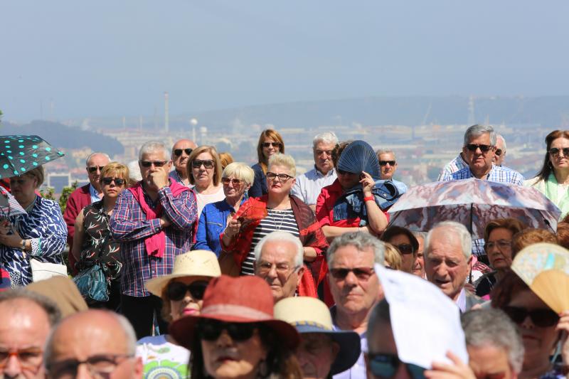 Daniel y Sonia se besan 155 veces, tantas como fragmentos de puchero quedaron tras romperlo contra el suelo ante el crucero de la ermita de La Luz. Antes, el arzobispo Jesús Sanz Montes ofició una emotiva misa de campaña ante cientos de asistentes