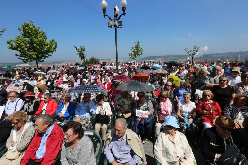 Daniel y Sonia se besan 155 veces, tantas como fragmentos de puchero quedaron tras romperlo contra el suelo ante el crucero de la ermita de La Luz. Antes, el arzobispo Jesús Sanz Montes ofició una emotiva misa de campaña ante cientos de asistentes