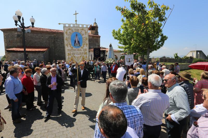 Daniel y Sonia se besan 155 veces, tantas como fragmentos de puchero quedaron tras romperlo contra el suelo ante el crucero de la ermita de La Luz. Antes, el arzobispo Jesús Sanz Montes ofició una emotiva misa de campaña ante cientos de asistentes