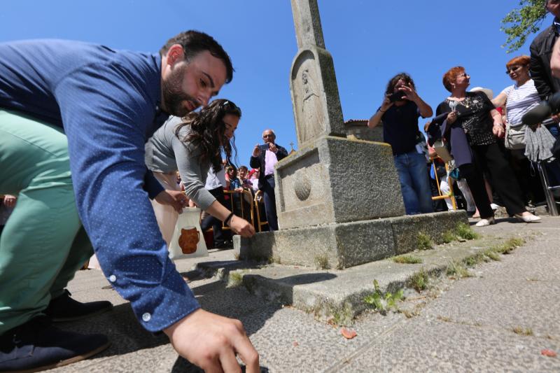 Daniel y Sonia se besan 155 veces, tantas como fragmentos de puchero quedaron tras romperlo contra el suelo ante el crucero de la ermita de La Luz. Antes, el arzobispo Jesús Sanz Montes ofició una emotiva misa de campaña ante cientos de asistentes