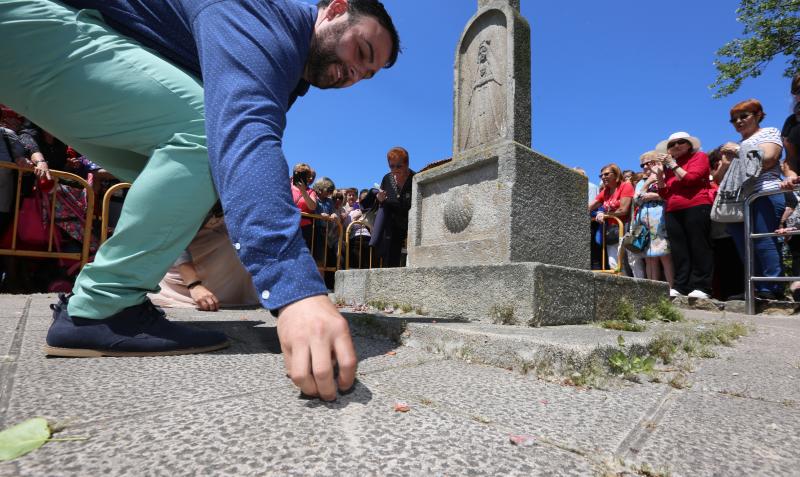 Daniel y Sonia se besan 155 veces, tantas como fragmentos de puchero quedaron tras romperlo contra el suelo ante el crucero de la ermita de La Luz. Antes, el arzobispo Jesús Sanz Montes ofició una emotiva misa de campaña ante cientos de asistentes