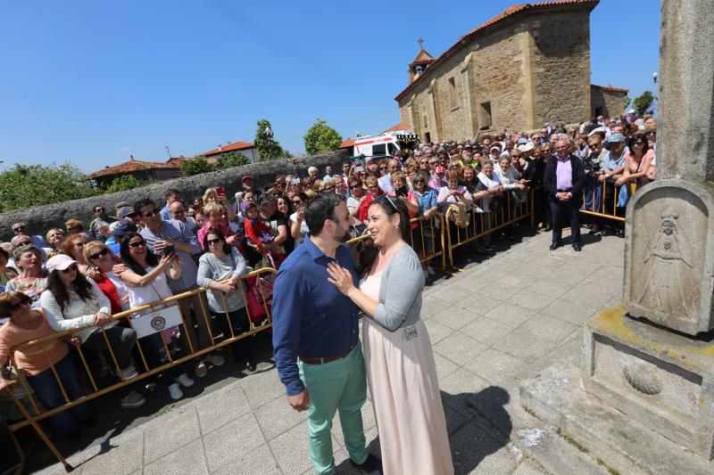 Daniel y Sonia se besan 155 veces, tantas como fragmentos de puchero quedaron tras romperlo contra el suelo ante el crucero de la ermita de La Luz. Antes, el arzobispo Jesús Sanz Montes ofició una emotiva misa de campaña ante cientos de asistentes