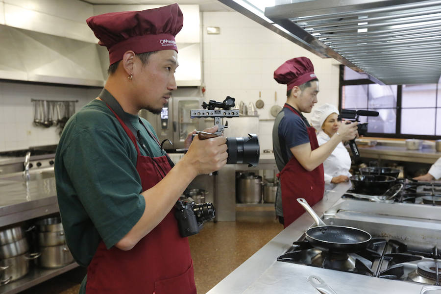 En los fogones de la Escuela de Hostelería también se atrevieron a cocinar una tortilla de patata