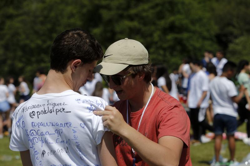 Decenas de jóvenes se citaron en el parque de Purificación Tomás para disfrutar de la jornada festiva en Oviedo