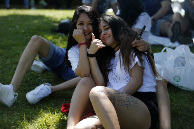 Decenas de jóvenes se citaron en el parque de Purificación Tomás para disfrutar de la jornada festiva en Oviedo