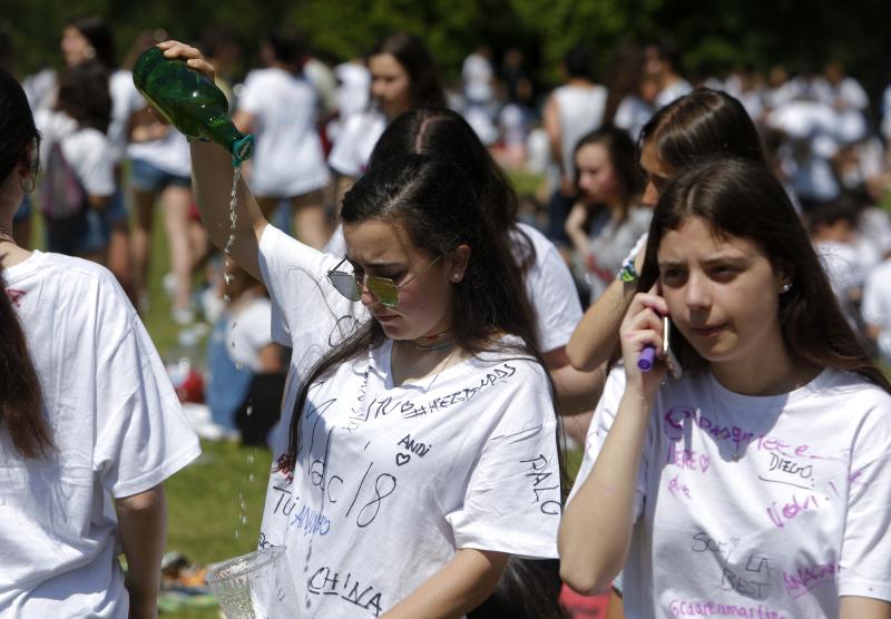 Decenas de jóvenes se citaron en el parque de Purificación Tomás para disfrutar de la jornada festiva en Oviedo