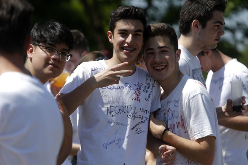 Decenas de jóvenes se citaron en el parque de Purificación Tomás para disfrutar de la jornada festiva en Oviedo