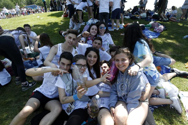 Decenas de jóvenes se citaron en el parque de Purificación Tomás para disfrutar de la jornada festiva en Oviedo