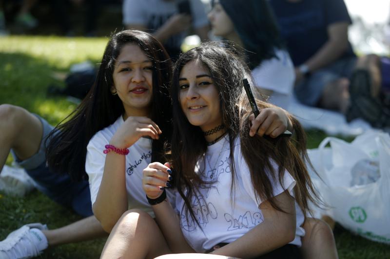 Decenas de jóvenes se citaron en el parque de Purificación Tomás para disfrutar de la jornada festiva en Oviedo