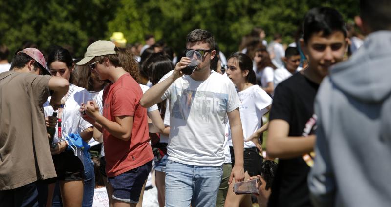 Decenas de jóvenes se citaron en el parque de Purificación Tomás para disfrutar de la jornada festiva en Oviedo